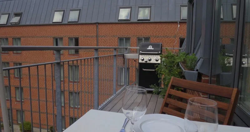 Rolig, lys andel øverst med elevator og altan