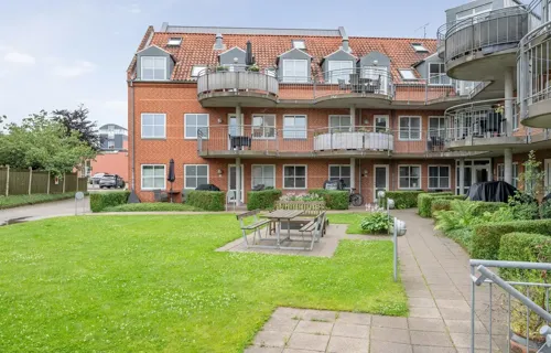 INDFLYTNINGSKLAR 3-VÆRELSES ANDELSBOLIG MED HYGGE­LIGT GÅRDMILJØ – MIDT I ATTRAKTIVE SILKEBORG