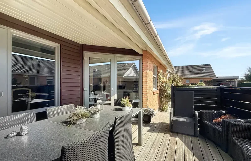 Velholdt andelsbolig med skøn terrasse i roligt kvarter i Pandrup