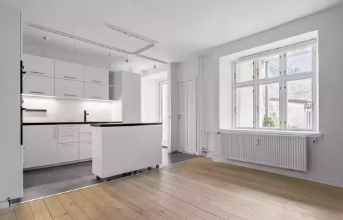 Charmerende I/S lejl. med direkte udgang til egen patio med nedgang til gårdhaven