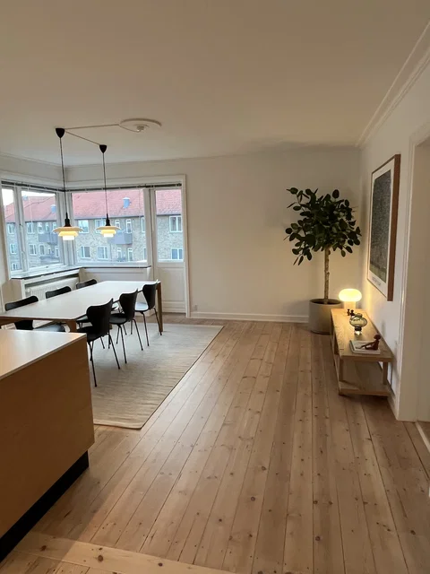 Flot Istandsat lejlighed øverst oppe med 2 bad og 3 altaner