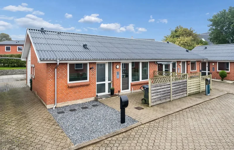Hyggelig andelsbolig med egen carport og god indretning i Tårs