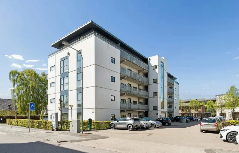 Skøn lejlighed i ejendom med elevator og parkering lige udenfor døren.