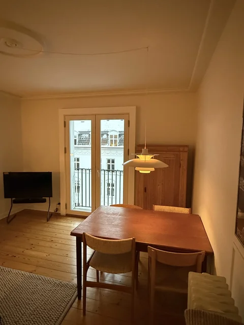 Lys 2 værelses ved Nørrebro Station med 2 små altaner (1 med morgen/middagssol og den anden med eftermiddag/aften sol).   Fint funktionelt køkken med flot træbordplade, god plads i begge værelser og dejligt 