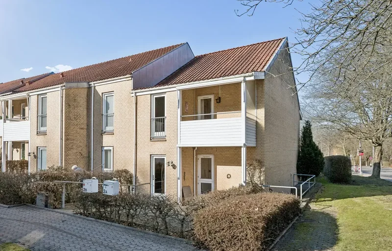 Sjældent udbudt lejlighed med egen have og carport i Hasseris