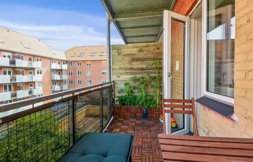 Stor og velholdt 2V’er med hele to altaner