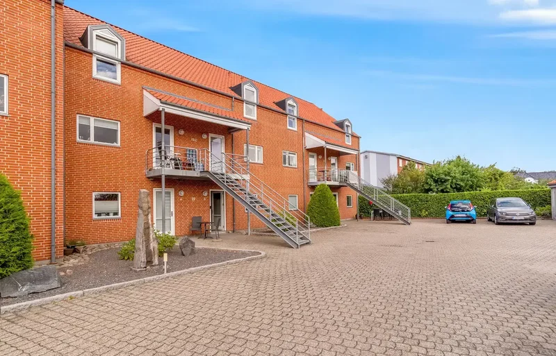 Lys andel med 3 værelser tæt på centrum