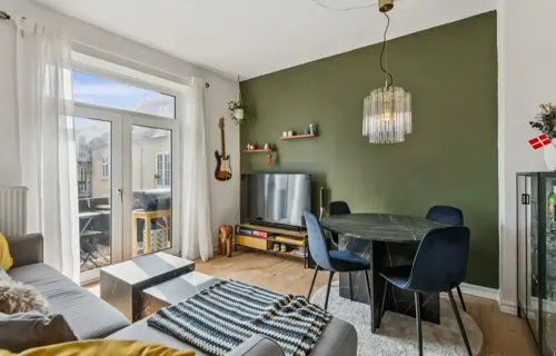 Hyggelig toværelses i sund andelsforening med sydvendt altan