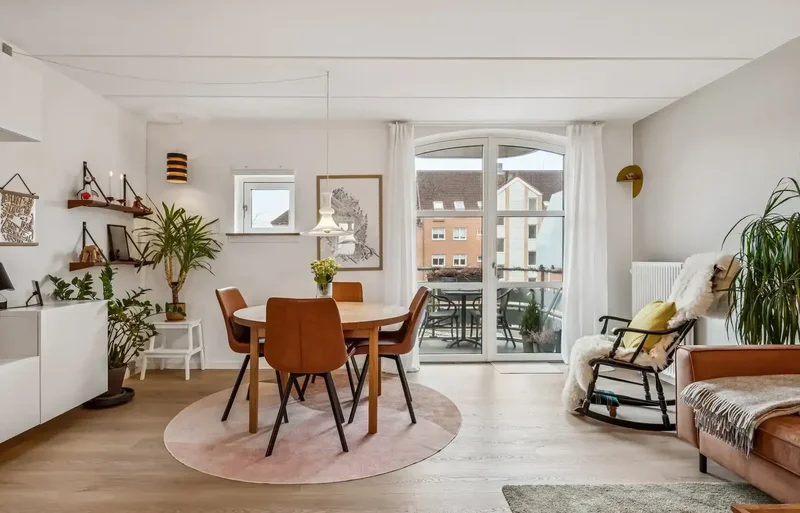  Flot moderniseret 3-værelses lejlighed med altan