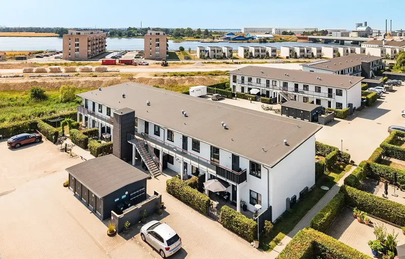 Indflytningsklar 3 værelses andelslejlighed med altan ved havnefronten
