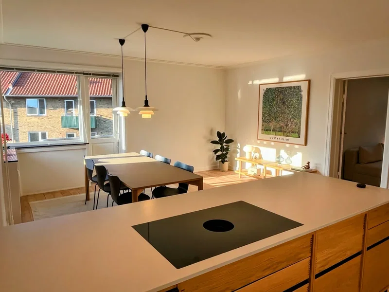Perle på øverste etage med 3 altaner og 2 badeværelser