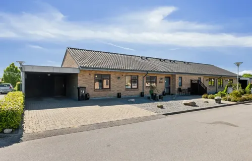 PÆN OG OVERSKUELIG ANDELSBOLIG I ÉT PLAN