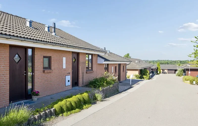 VELINDRETTET ETPLANSHUS PÅ ET TRYGT OG LUKKET VÆNGE