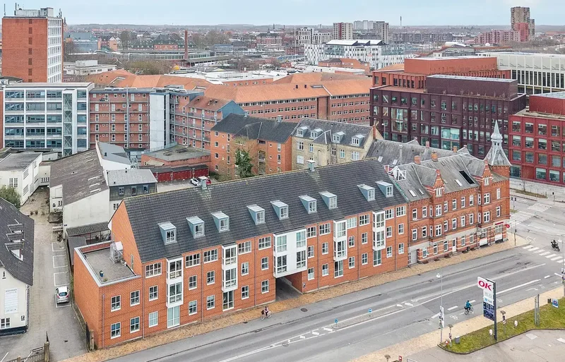 God plads til parkering i gården