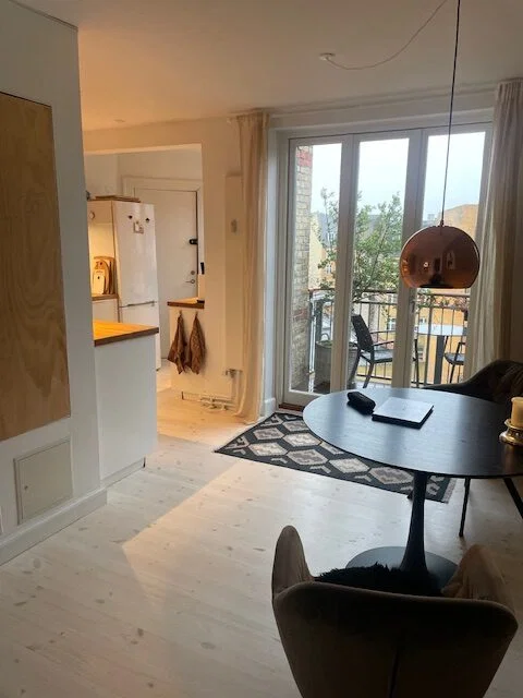 Øverst med altan ud til stort gårdanlæg