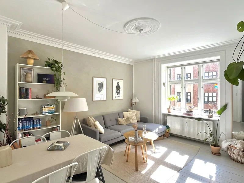 Lys 2-værelses høj stue lejlighed med fælles tagterrasse på Østerbro